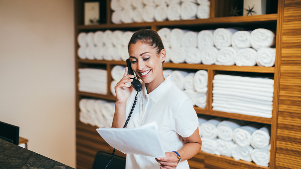 housekeeper-stocking-towels