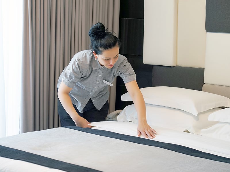 housekeeper-turn-down-service-4-3